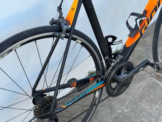 Bicicleta Giant Negra y Naranja de carbono