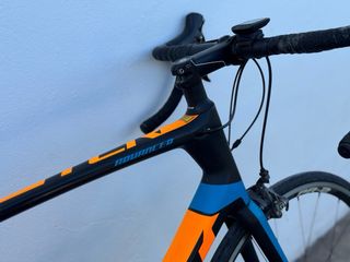 Bicicleta Giant Negra y Naranja de carbono