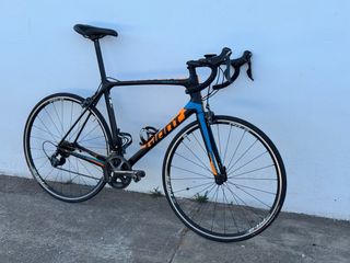 Bicicleta Giant Negra y Naranja de carbono