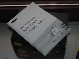 Cámara Nikon Coolpix L310 en su caja