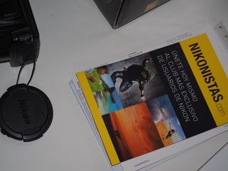 Cámara Nikon Coolpix L310 en su caja