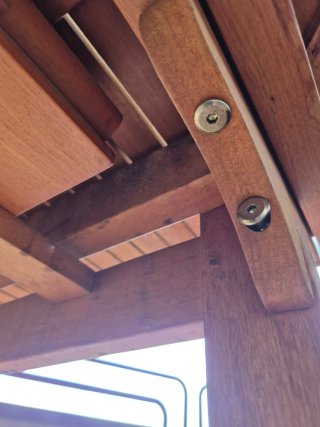 Mesa redonda de madera para terraza