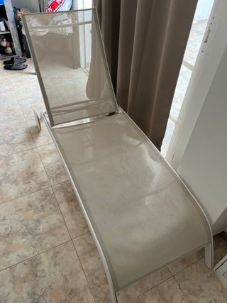 Hamaca de piscina beige y blanca