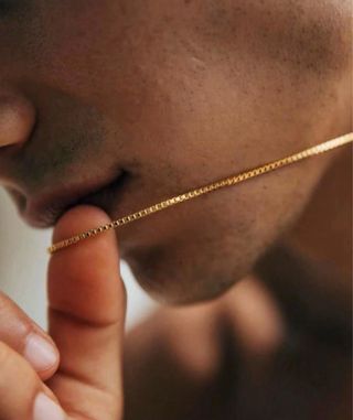 Collar de cadena dorada