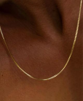 Collar de cadena dorada