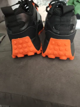 Zapatillas Hombre Negras y Naranjas