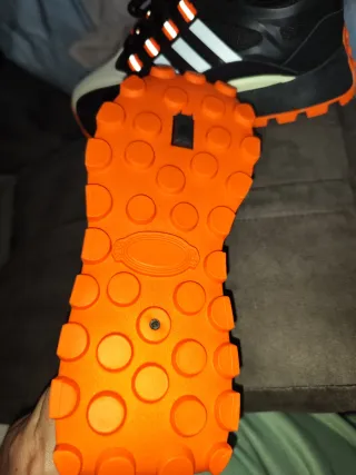 Zapatillas Hombre Negras y Naranjas