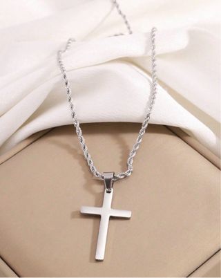 Collar de acero inoxidable con cruz