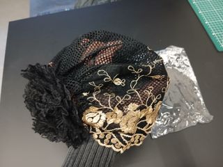 Gorro turbante encaje negro dorado