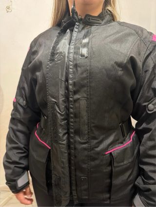Chaqueta de moto negra y rosa
