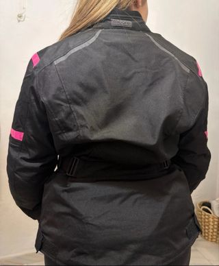 Chaqueta de moto negra y rosa