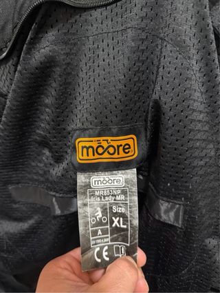 Chaqueta de moto negra y rosa