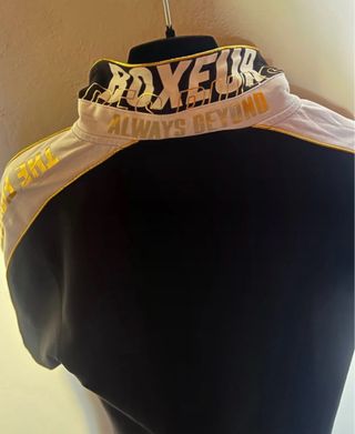 Maglietta Boxer nera e bianca con dettagli oro