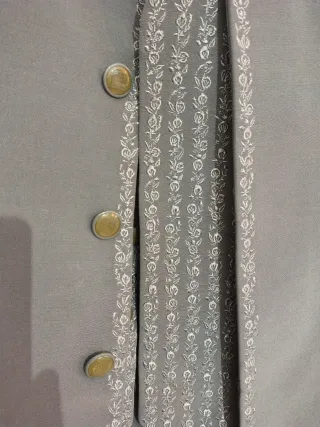 Traje de novio gris con detalles plateados