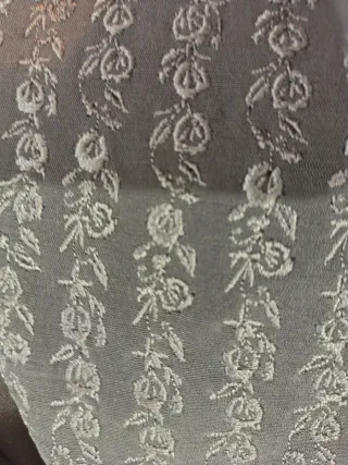 Traje de novio gris con detalles plateados