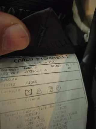 Traje de novio gris con detalles plateados