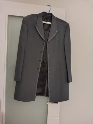 Traje de novio gris con detalles plateados