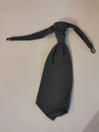 Traje de novio gris con detalles plateados