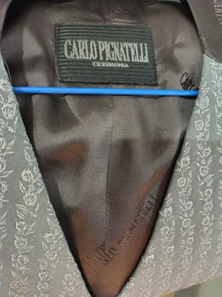 Traje de novio gris con detalles plateados