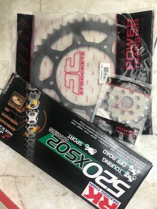 Kit Transmisión RK 520 XSO2 Cadena Corona Piñón