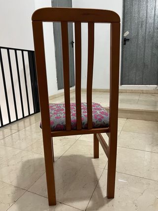 Sillas de madera con asiento estampado tapizado