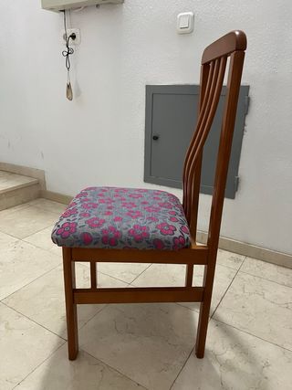 Sillas de madera con asiento estampado tapizado