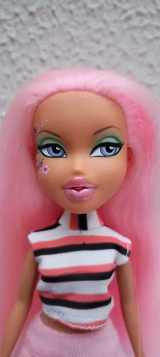 Bella bambola Bratz con capelli rosa e gonna rosa