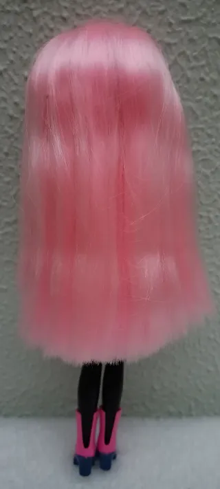 Bella bambola Bratz con capelli rosa e gonna rosa