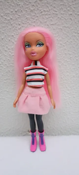 Bella bambola Bratz con capelli rosa e gonna rosa