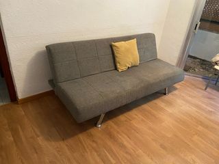 Sofá Cama Gris con Cojín Amarillo
