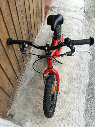 Bicicleta infantil roja