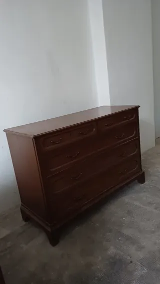 Cómoda de madera y mesillas