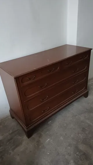 Cómoda de madera y mesillas