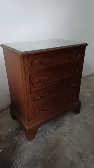 Cómoda de madera y mesillas
