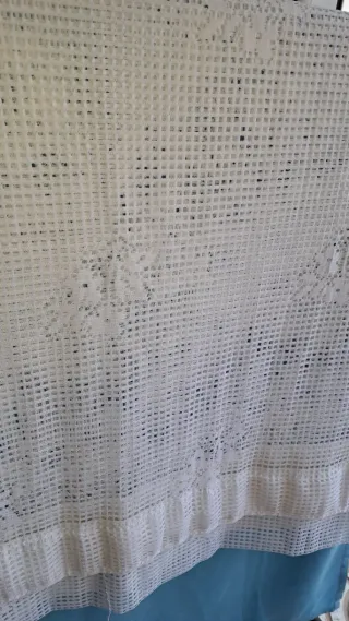 Cortina blanca de tela con diseño