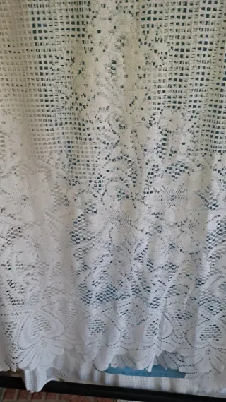 Cortina blanca de tela con diseño