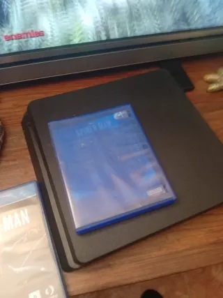 PS4 Slim Negra + 4 juegos