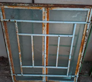 Ventana con marco y reja