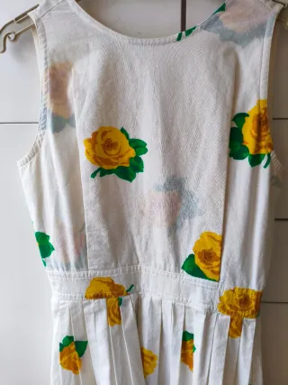 Vestido blanco con flores amarillas
