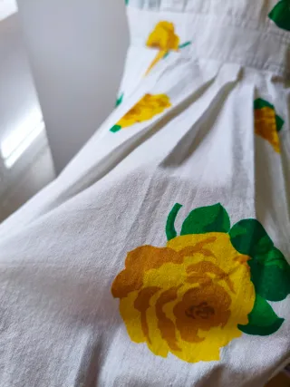 Vestido blanco con flores amarillas