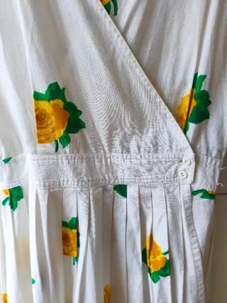 Vestido blanco con flores amarillas