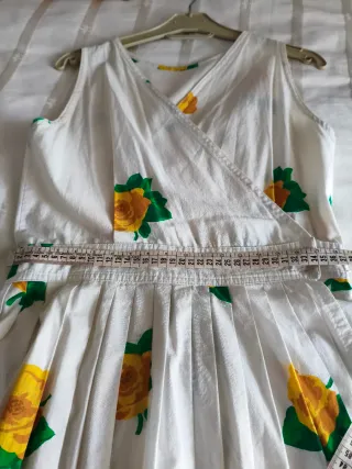 Vestido blanco con flores amarillas