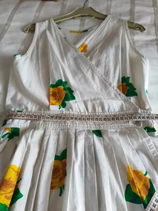 Vestido blanco con flores amarillas