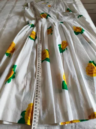 Vestido blanco con flores amarillas