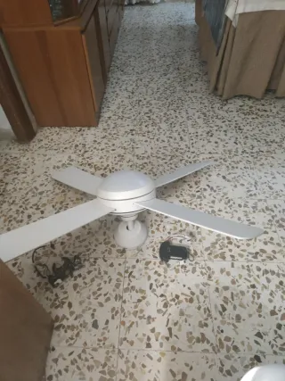 Lámpara techo con ventilador para piesas