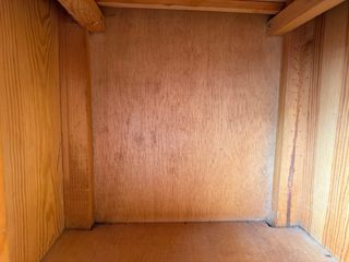 Mesita de noche de madera con cajón y armario.