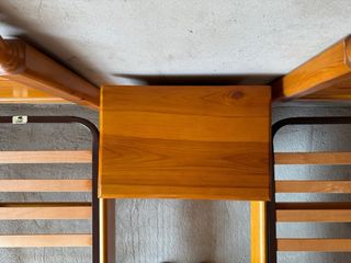 Mesita de noche de madera con cajón y armario.