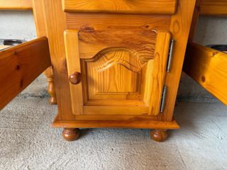 Mesita de noche de madera con cajón y armario.