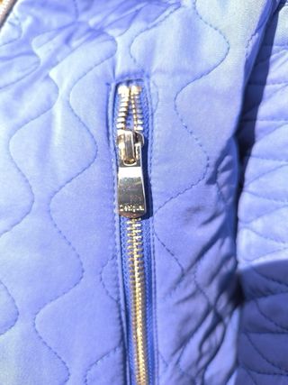 Abrigo azul acolchado con capucha