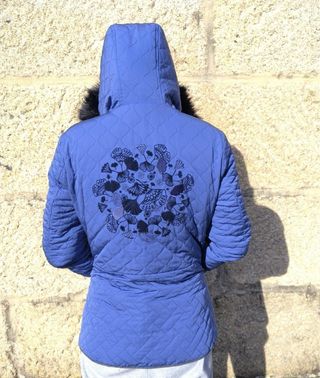 Abrigo azul acolchado con capucha